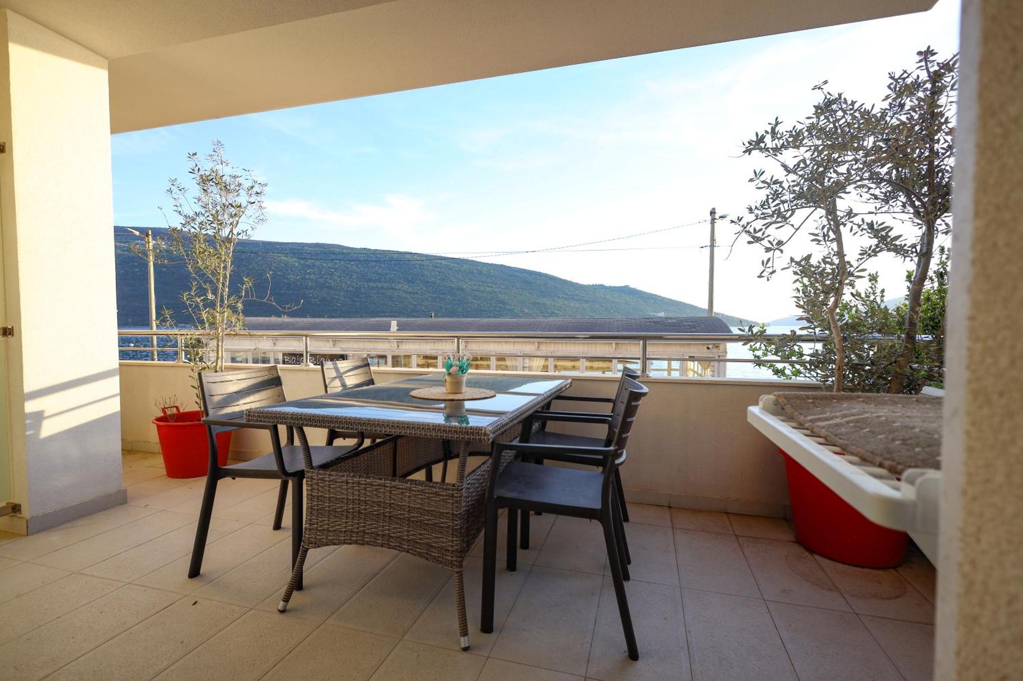Apartments Milanovic Херцег Нови Екстериор снимка