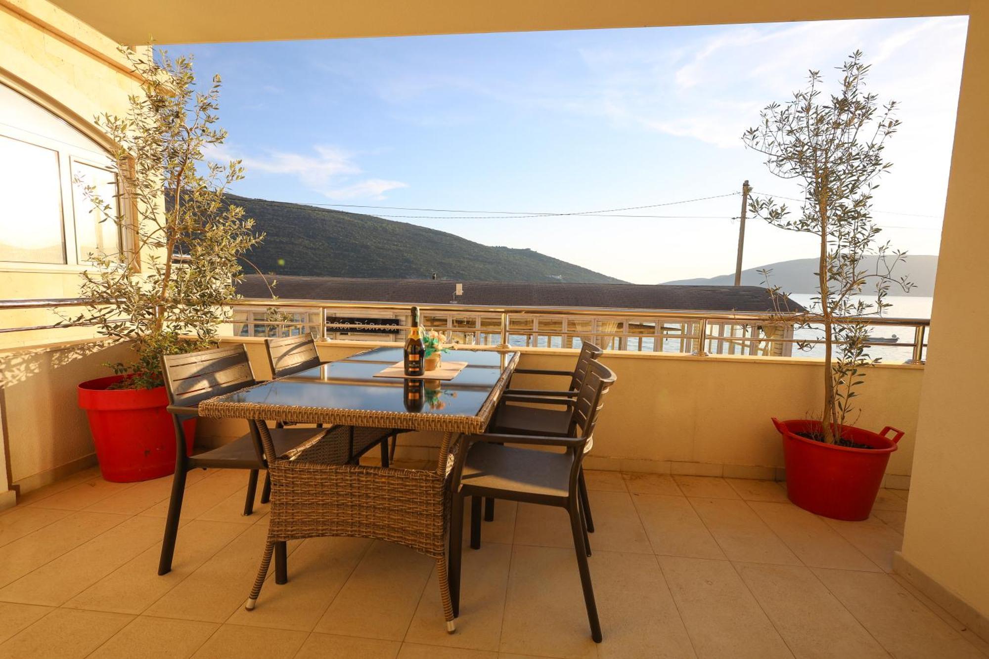 Apartments Milanovic Херцег Нови Екстериор снимка